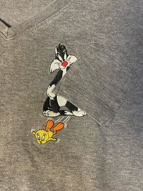 Y2K Warner Bros Gray V-neck Tee w/ Sylvester dumping Tweety out of pocket
